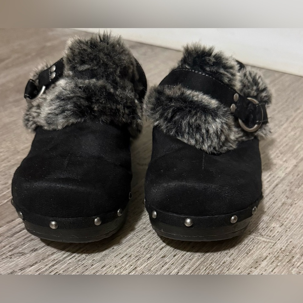 Melrose Ave Faux Fur Lined Studded Clogs | Cozy Winter Shoes | Size 7.5 - Picture 3 of 6